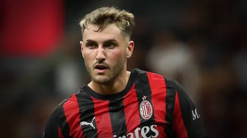 Afición del Milan estalla contra Santi Giménez y lo piden fuera.