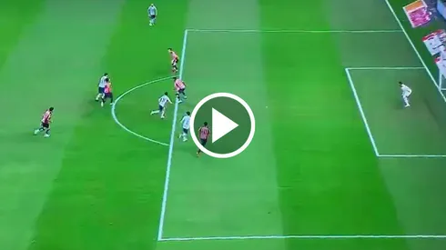 José Paradela anota su primer gol con la playera de Cruz Azul ante Chivas.