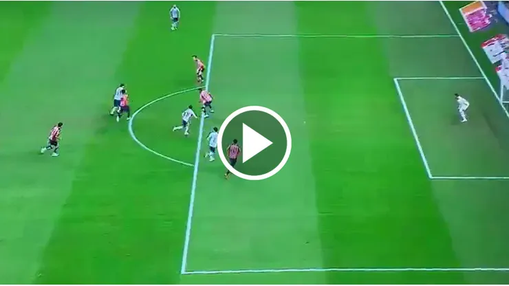 José Paradela anota su primer gol con la playera de Cruz Azul ante Chivas.