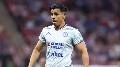 El delantero mexicano recibió un duro golpe que lo obligó a ser retirado en camilla. Se le practicarán pruebas para conocer el alcance de su lesión.