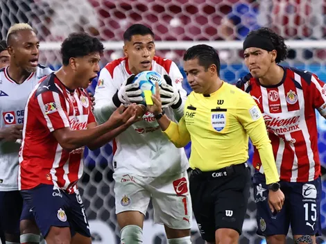 Chivas pide dos penales contra Cruz Azul