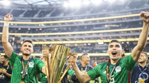 El zaguero del Genoa salió en defensa del canterano de Cruz Azul tras todas las críticas que ha recibido.