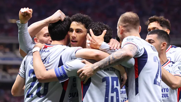 Cruz Azul avanza con su plan de renovaciones y señalan a una inesperada figura como objetivo.