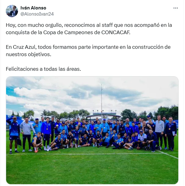 El reconocimiento de Cruz Azul al staff campeón de Concacaf. (X @AlonsoIvan24)
