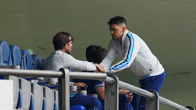 Cruz Azul pagó un dineral por él y Nicolás Larcamón no le da casi minutos.