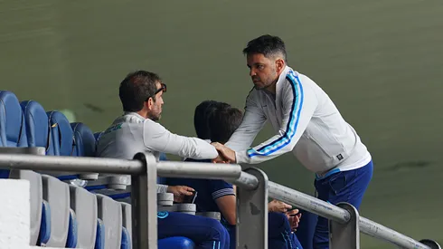 Ciudad de México, 12 de julio de 2025. Ivan Alonso y Nicolás Larcamón, Director Técnico, durante el partido correspondiente a la jornada 1 del torneo Apertura 2025 de la Liga BBVA MX categoría Sub21, entre la Máquina Celeste del Cruz Azul y los Cañoneros del Mazatlán FC, realizado en La Noria. Foto: Imago7/Manlio Contreras