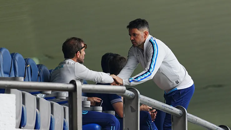Ciudad de México, 12 de julio de 2025. Ivan Alonso y Nicolás Larcamón, Director Técnico, durante el partido correspondiente a la jornada 1 del torneo Apertura 2025 de la Liga BBVA MX categoría Sub21, entre la Máquina Celeste del Cruz Azul y los Cañoneros del Mazatlán FC, realizado en La Noria. Foto: Imago7/Manlio Contreras