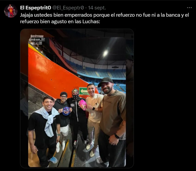 Afición reaccionó a Alexis Gutiérrez con jugadores de Cruz Azul viendo lucha libre. (X)