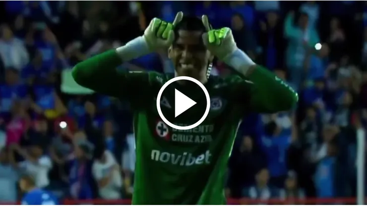 El guardameta de Cruz Azul y un elocuente gesto para su compañero.
