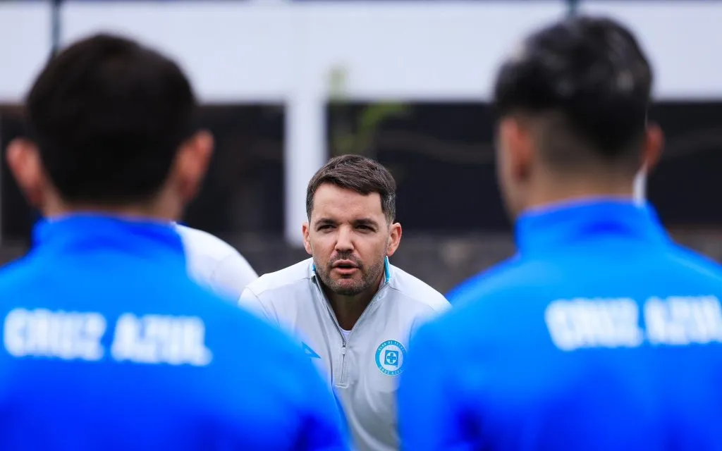 La filosofía de Nicolás Larcamón incluye tratar a todos por igual en el grupo. (X @CruzAzul)