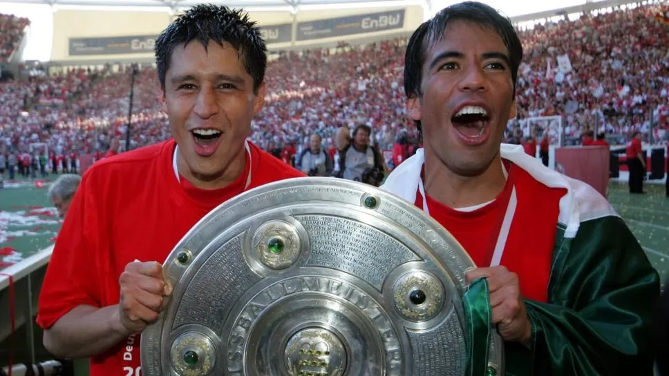 Ricardo Osorio celebrando la Bundesliga junto a Pavel Pardo. (@BaulFutMex)