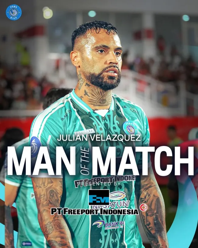 Julián Velázquez, con la camiseta del PSBS Biak de Indonesia. (Instagram @julianvelazquezz)