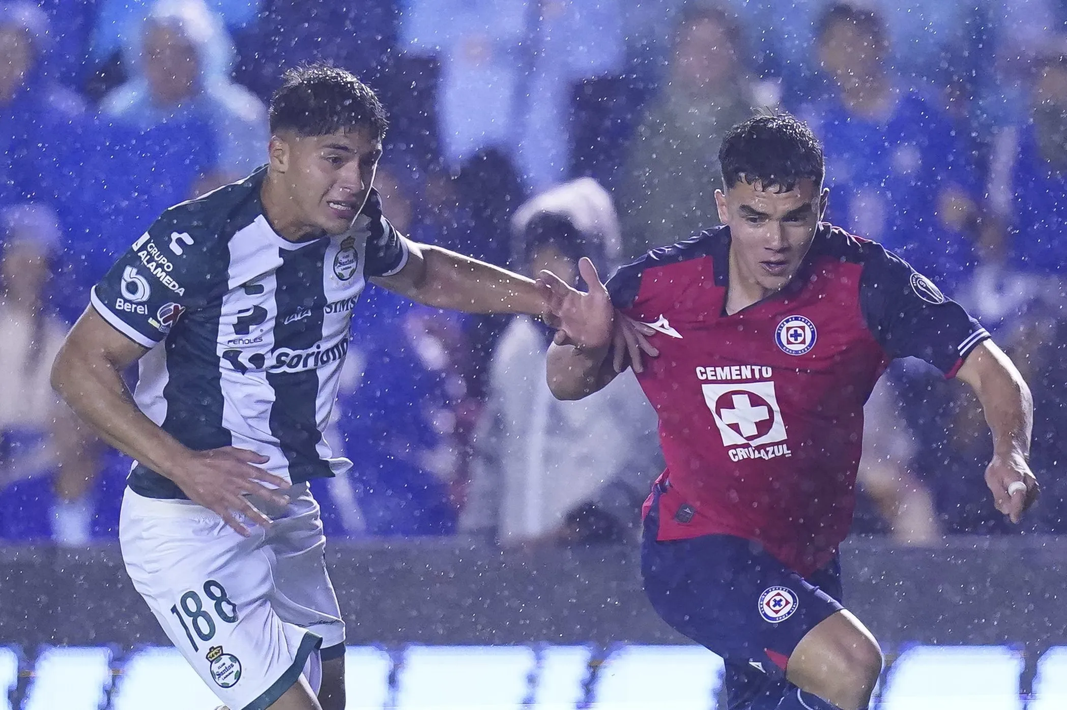 Levy, a pura acción con Cruz Azul en el Apertura 2024. (Imago 7)