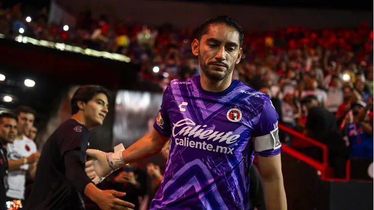 Los cementeros perdieron el liderato en un partido polémico en donde hubo una expulsión apenas en el minuto 5' de partido.