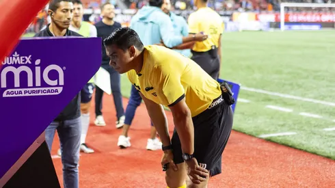 Jorge Camacho, el juez central del partido, está recibiendo críticas desde todos los sectores por expulsar al jugador de Cruz Azul.