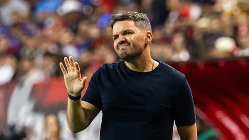 Nicolás Larcamón recibe críticas de ex jugadores de Cruz Azul previo al Clásico Joven.