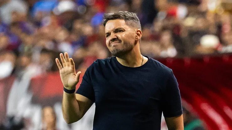 Nicolás Larcamón recibe críticas de ex jugadores de Cruz Azul previo al Clásico Joven.