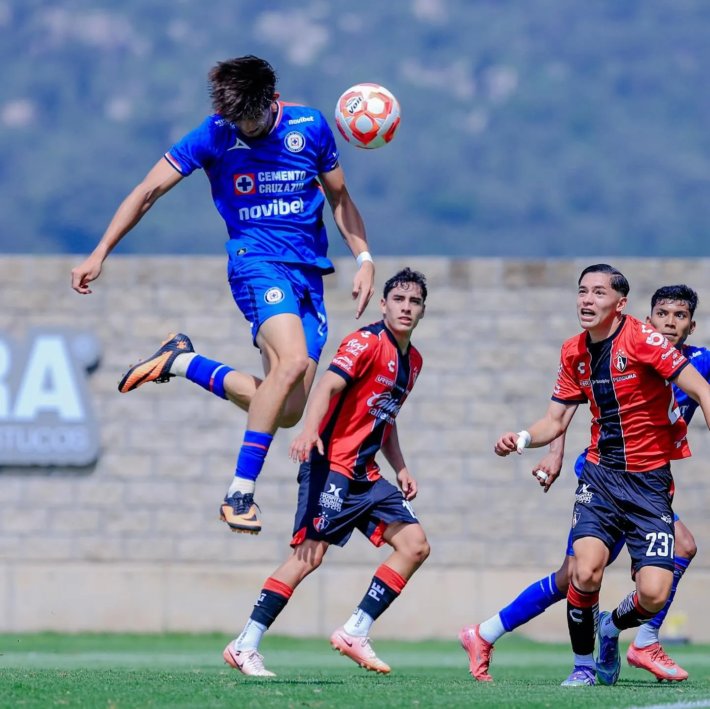 Iñigo Cuesta, anotando de cabeza con Cruz Azul Sub 21. (@inigo_cuesta)