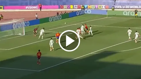 El joven portero de los cementeros se lució con una atajada de otro planeta que mantuvo el empate en el partido.