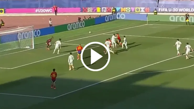 El joven portero de los cementeros se lució con una atajada de otro planeta que mantuvo el empate en el partido.