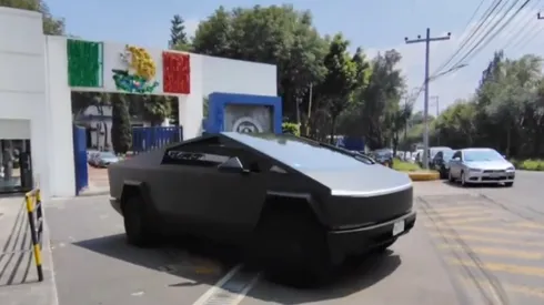 El Cybertruck de Tesla tiene un precio de dos millones y medio de pesos mexicanos. Es decir, poco más de 138 mil dólares.