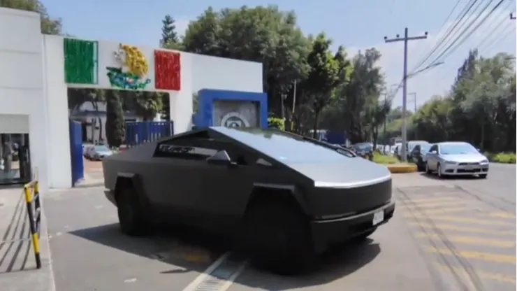 El Cybertruck de Tesla tiene un precio de dos millones y medio de pesos mexicanos. Es decir, poco más de 138 mil dólares.