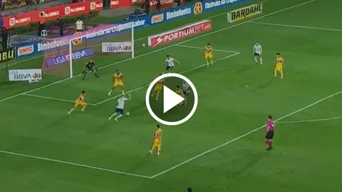 El futbolista polaco tuvo el empate al minuto 84' del partido pero su disparo terminó en la grada del Estadio Universitario.