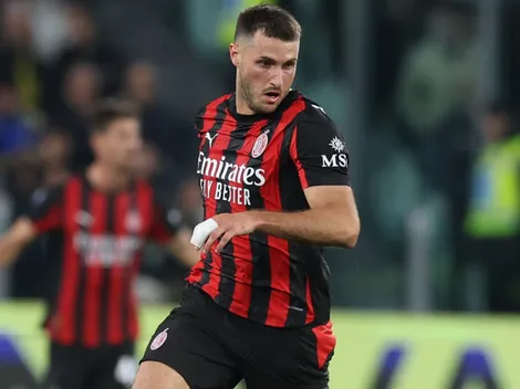 Santiago Giménez forzó un penal, Pulisic falló y Milan cedió la cima