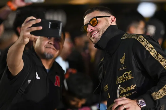 Santiago Giménez en el hotel de concentración de México (Imago 7)