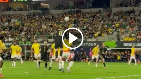 El canterano de Cruz Azul no tuvo su mejor noche y volvió a quedar expuesto ante la crítica. Tuvo una de las más claras para México.