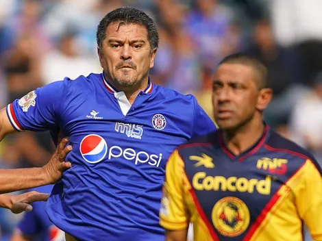 Afición de Cruz Azul revienta a Carlos Hermosillo