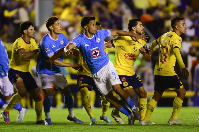El último Cruz Azul – América fue por la semifinal del Clausura 2025. (JAM Media)