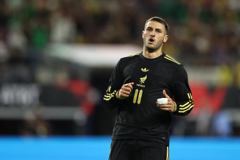 Santi Giménez lleva apenas 2 goles en 14 juegos del Tri en 2025. (Getty Images)