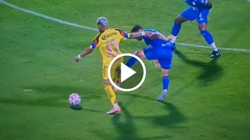El mediocampista de Cruz Azul dio una patada en la entrepierna del delantero del Club América. El Cantante Guerrero pidió la expulsión y criticó al VAR.