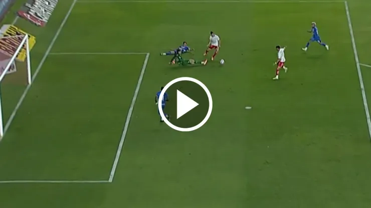 Kevin Mier evitó el error de Piovi con una gran doble atajada