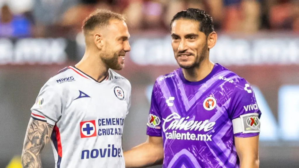 Rotondi y Corona durante el partido despedida de Chuy. (Imago 7)