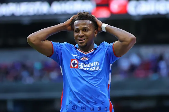 Estrada y un discreto paso cementero (IMAGO7).