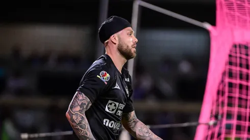 El futbolista argentino tuvo que ser sustituido en la victoria de Cruz Azul sobre los Rayados de Monterrey.