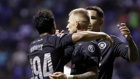 Mateusz Bogusz volvió a la titularidad en Cruz Azul y se despachó con un golazo.