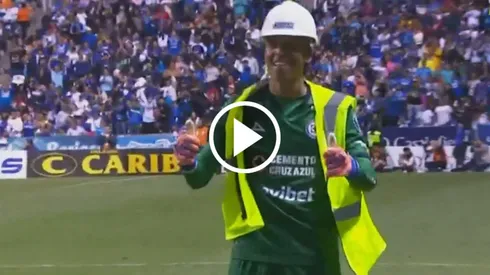 El gesto de Kevin Mier con los trabajadores de la cementera en pleno partido