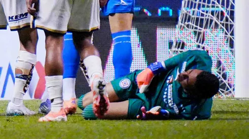 El portero de Cruz Azul salió lesionado y puede tener una fractura de tibio. Podría perderse la Liguilla.