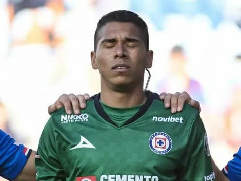 Jugadores de Cruz Azul consuelan a Kevin Mier tras la lesión