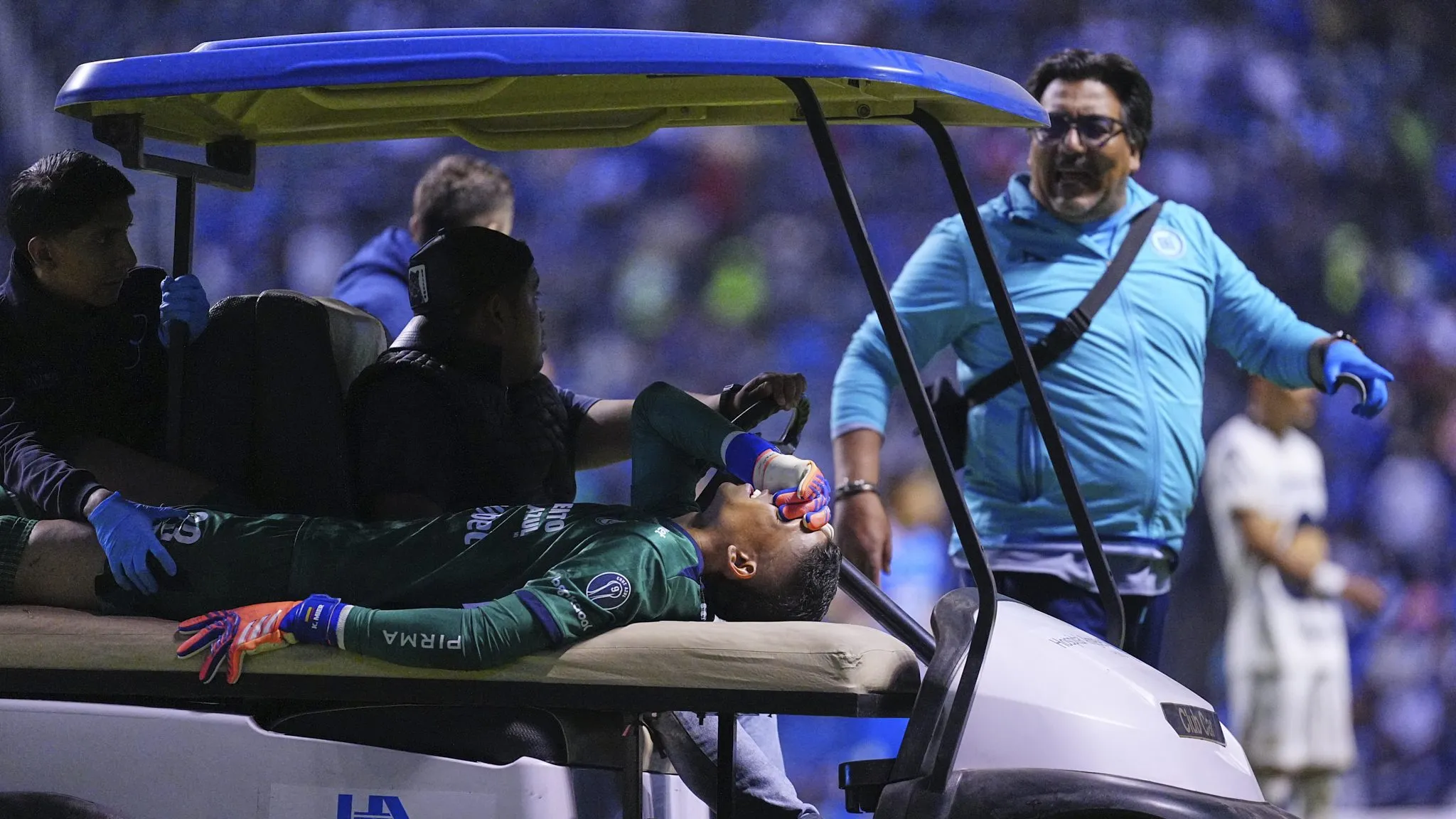 La reacción de René Higuita a la impactante lesión de Kevin Mier (Imago 7)