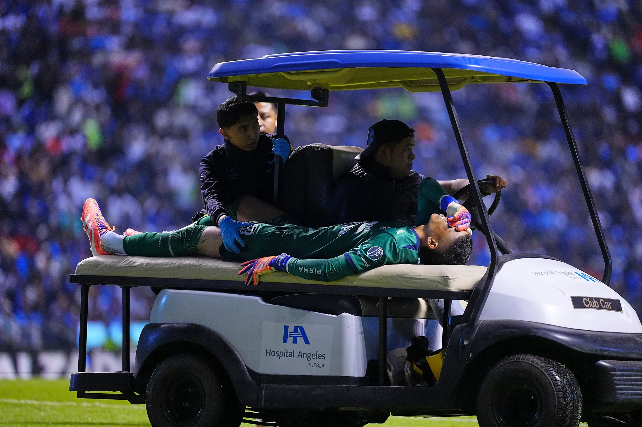 La acción de Adalberto Carrasquilla implicó una fractura en la tibia de Kevin MIer. (Imago7)