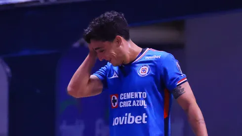 PUEBLA, MEXICO - NOVEMBER 08: Lorenzo Faravelli of Cruz Azul leaves the pitch after a red card during the 17th round match between Cruz Azul and Pumas UNAM as part of the Torneo Apertura 2025 Liga MX at Estadio Cuauhtemoc on November 08, 2025 in Puebla, Mexico. (Photo by Manuel Velasquez/Getty Images)
