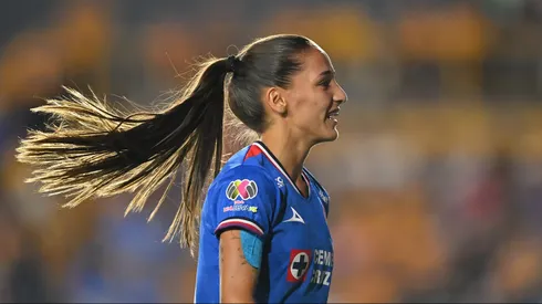 La futbolista uruguaya vio dos tarjetas amarillas en apenas cinco minutos en una decisión polémica de la jueza central.