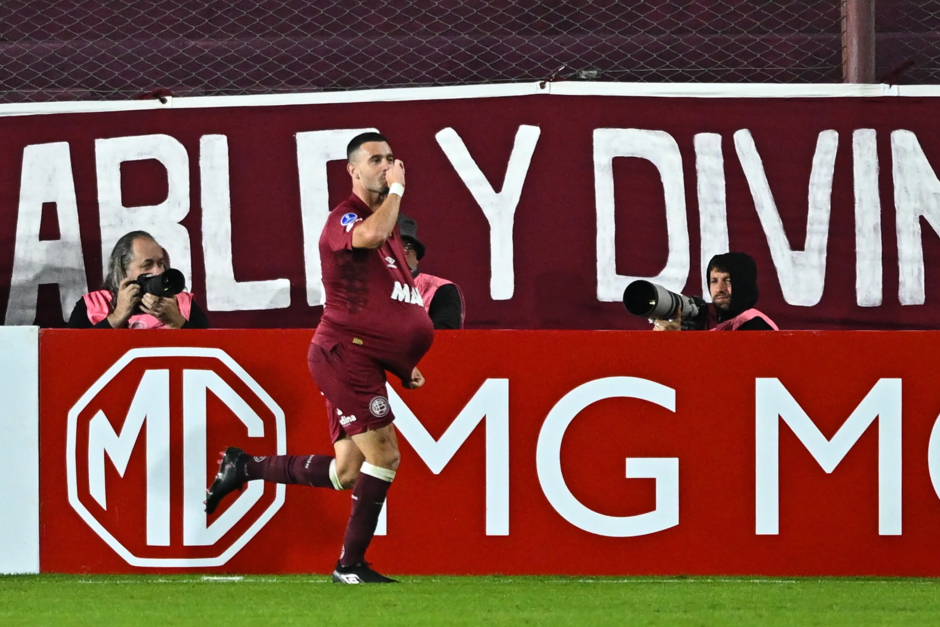 Ramiro Carrera, en festejo de gol con Lanús. (Getty Images)
