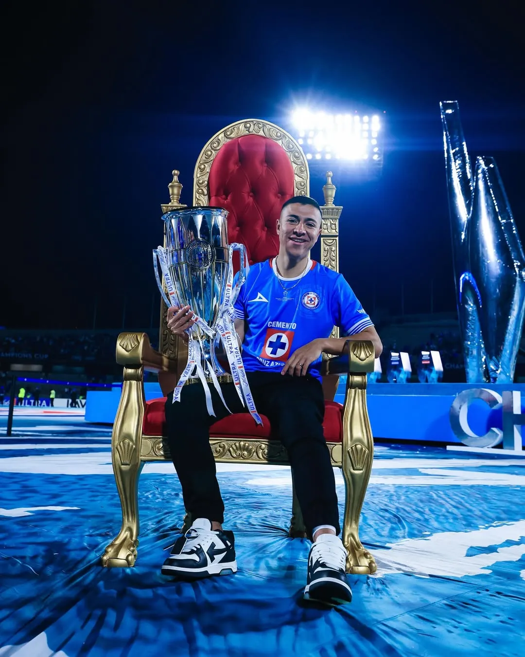 Montaño, con el trofeo de Concachampions en contexto de lesión. (@andresm_397)