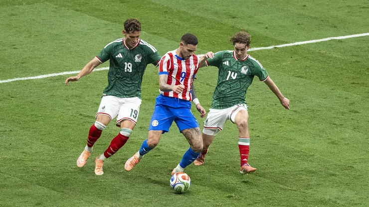 Ambos futbolistas cementeros vieron acción en una jornada de amistosos en donde a México solo le cayeron críticas.