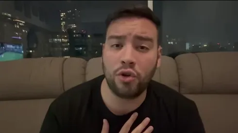 Adrián Esparza le mete "presión" a un jugador de Cruz Azul.